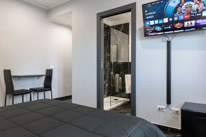 Tripla Deluxe, 1 letto king con divano letto, bagno privato | Una cassaforte in camera, una scrivania, postazione laptop