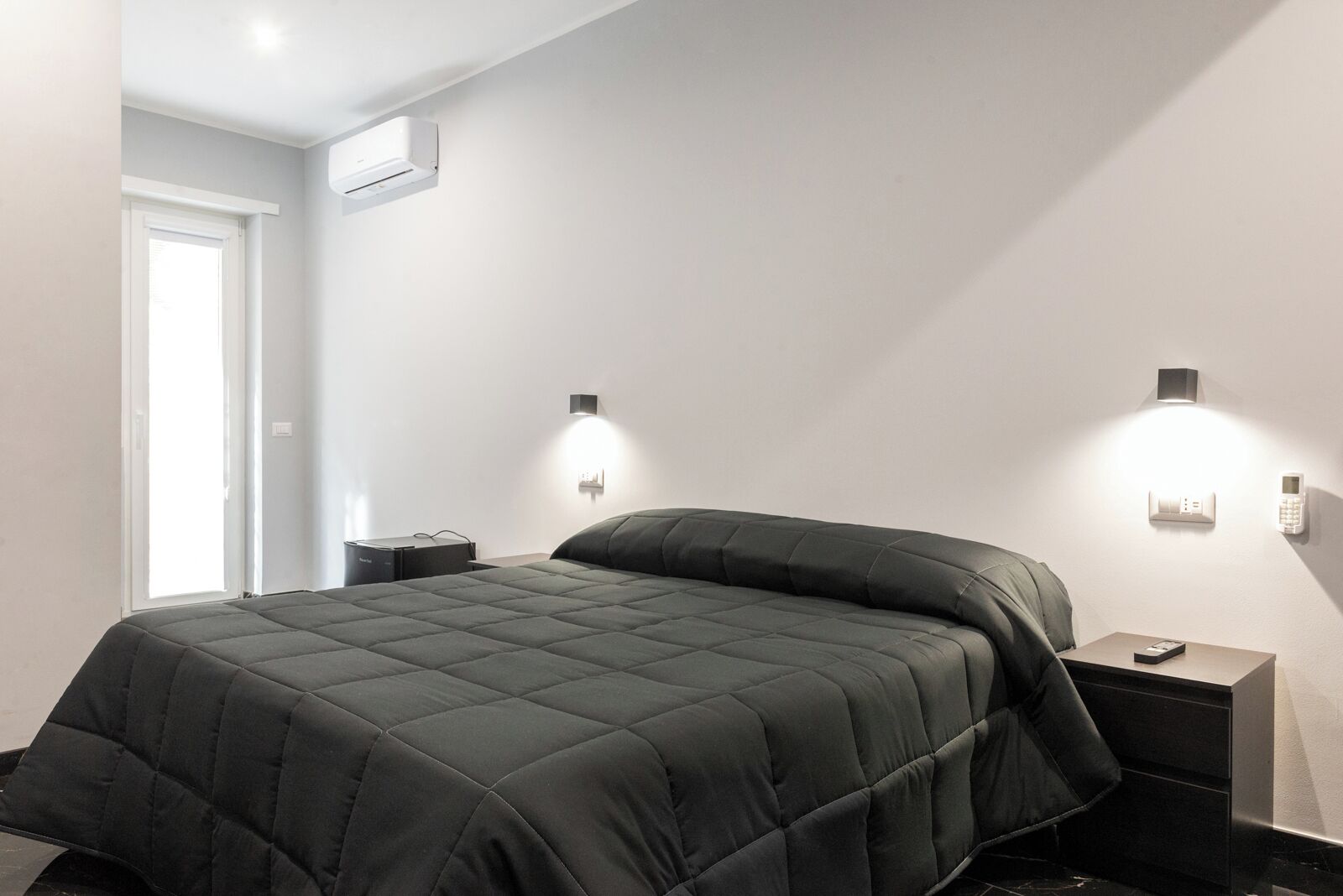 Habitación doble estándar, balcón, vista al patio | Caja de seguridad en la habitación y escritorio 