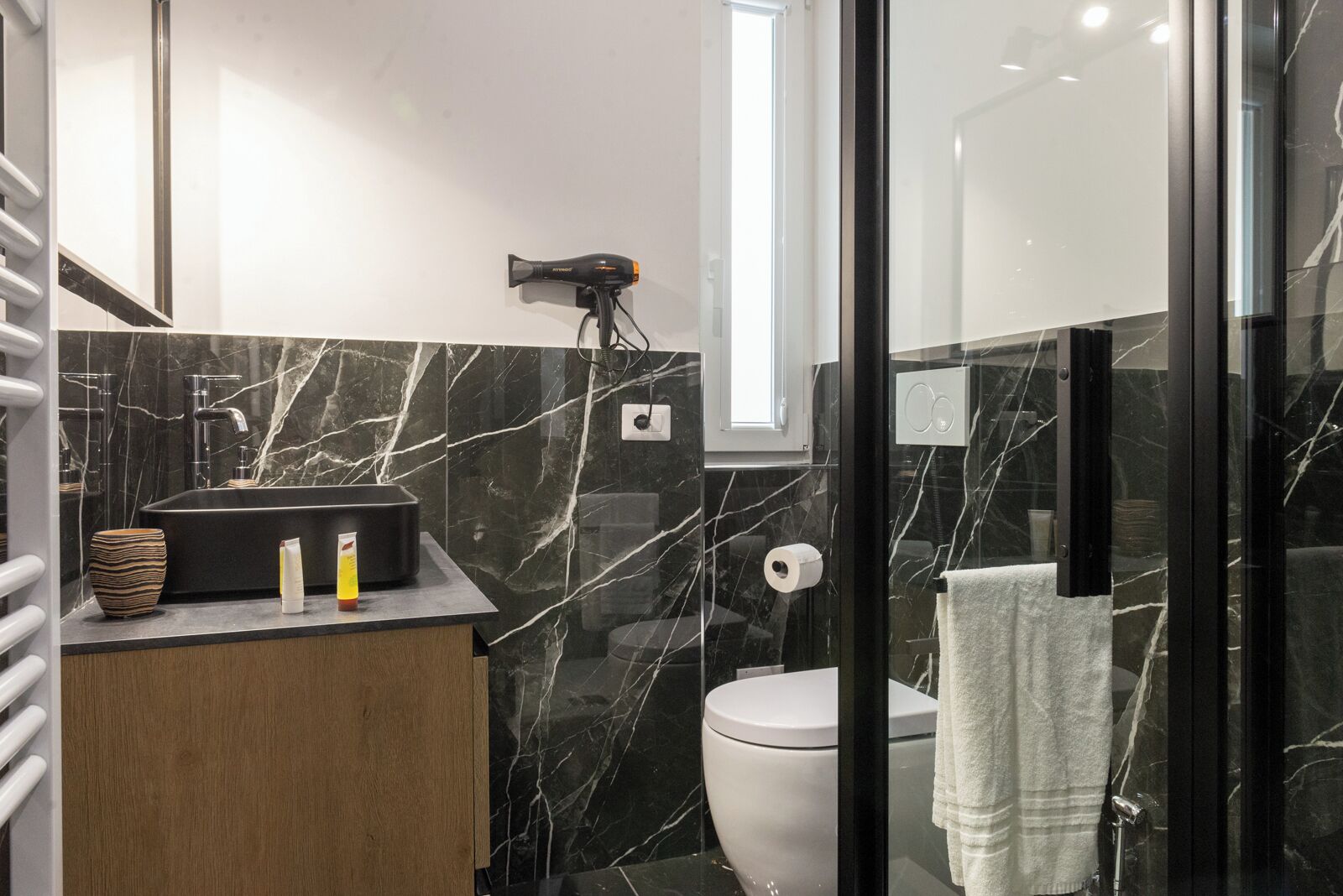 Phòng đôi Tiêu chuẩn, ban công, quang cảnh sân vườn | Phòng tắm | Buồng tắm vòi sen, đồ dùng nhà tắm miễn phí, máy sấy tóc, khăn tắm 