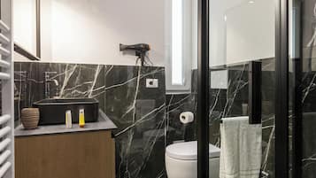 Phòng đôi Tiêu chuẩn, ban công, quang cảnh sân vườn | Phòng tắm | Buồng tắm vòi sen, đồ dùng nhà tắm miễn phí, máy sấy tóc, khăn tắm