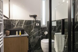 Standard dubbelrum - balkong - utsikt mot innergården | Badrum | Dusch, gratis toalettartiklar, hårtork och handdukar