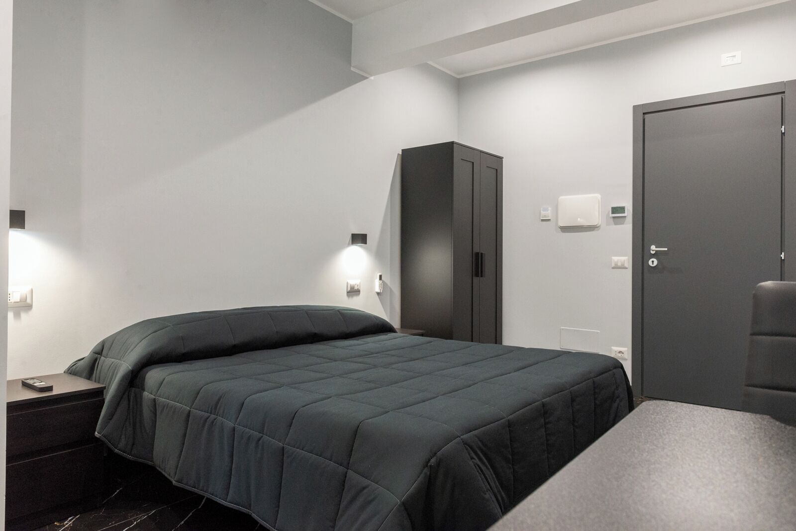 Caja de seguridad en la habitación y escritorio 