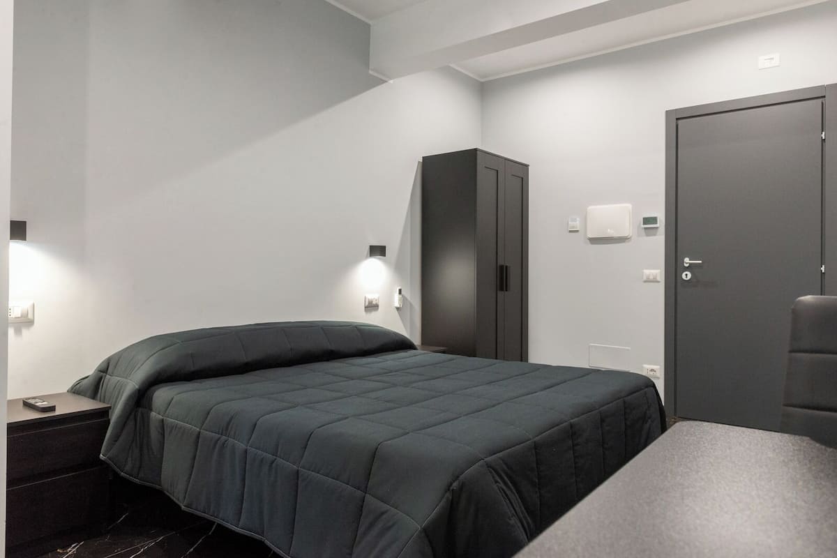 Phòng đôi tiện nghi đơn giản, ban công, quang cảnh sân vườn | Két bảo mật tại phòng, bàn, khu vực làm việc phù hợp cho laptop