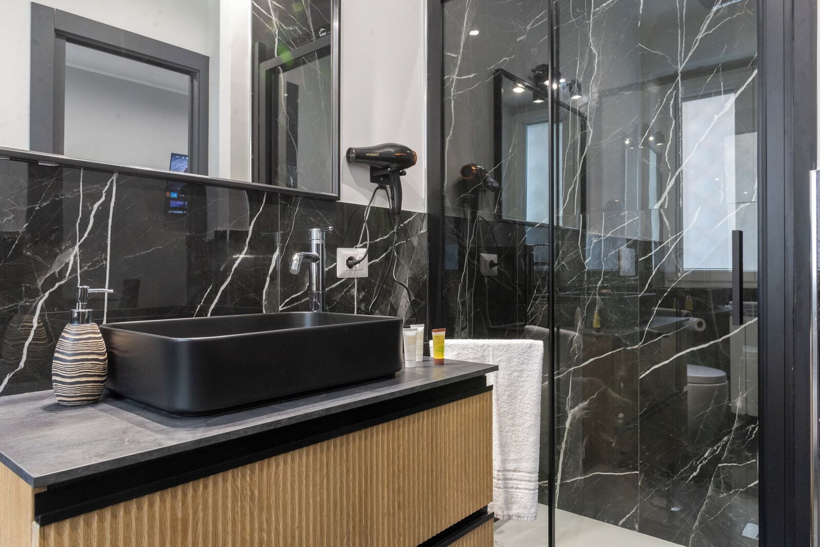 Comfort tweepersoonskamer, balkon, uitzicht op binnenplaats | Badkamer | Een douche, gratis toiletartikelen, een haardroger, een bidet