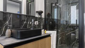 Comfort tweepersoonskamer, balkon, uitzicht op binnenplaats | Badkamer | Een douche, gratis toiletartikelen, een haardroger, een bidet