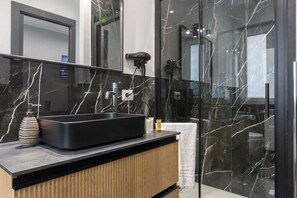 Quarto casal conforto, sacada, vista para o pátio | Banheiro | Chuveiro, produtos de toalete grátis, secador de cabelo 