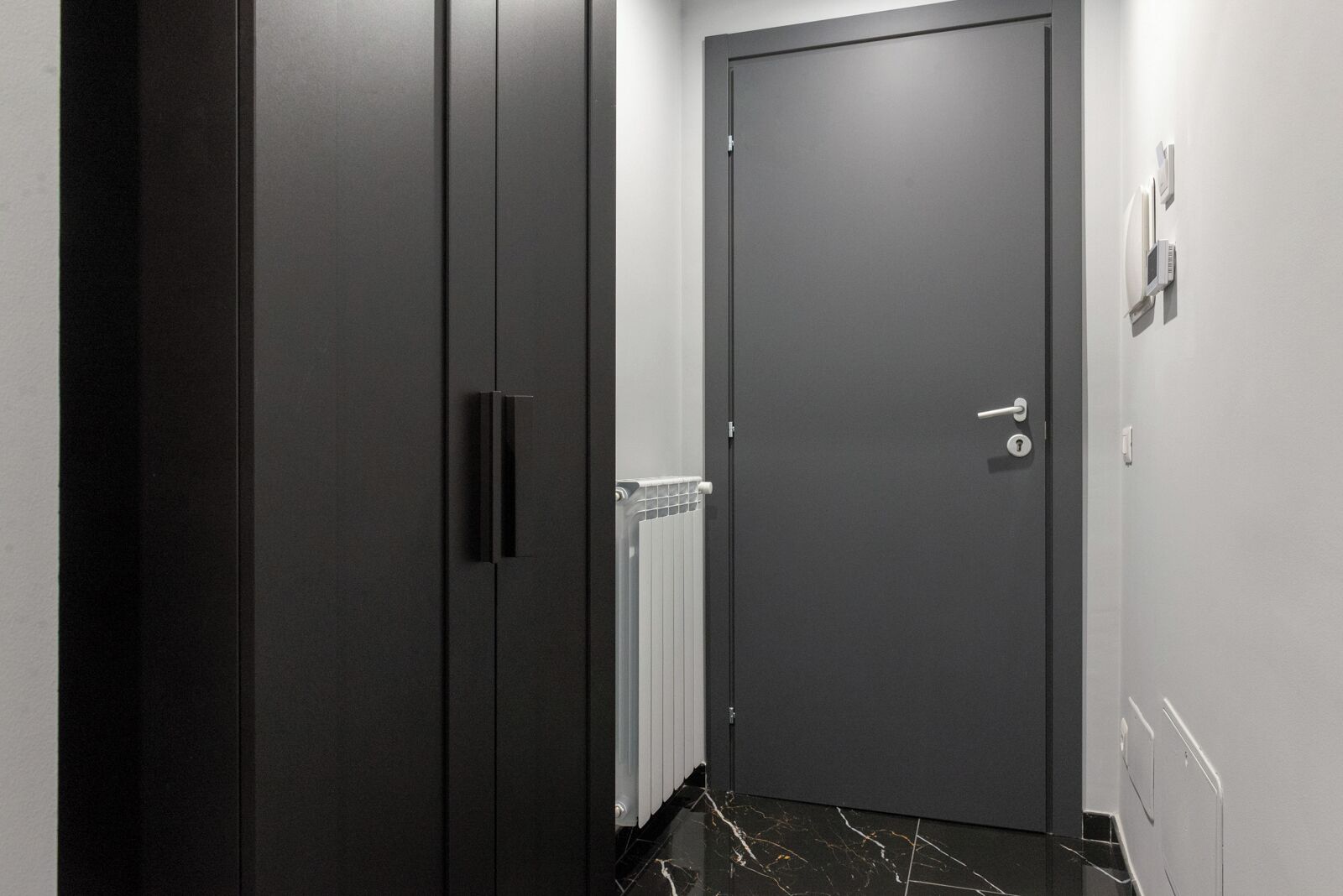 Habitación triple Deluxe, 1 cama King size y sofá cama, baño privado | Interior