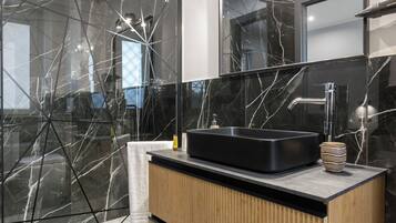 Tripla Deluxe, 1 letto king con divano letto, bagno privato | Bagno | Doccia, set di cortesia gratuito, asciugacapelli, asciugamani