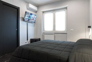 Deluxe trippelrum - 1 kingsize-säng med bäddsoffa - privat badrum | Värdeförvaringsskåp på rummet, skrivbord och arbetsyta för laptop