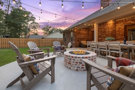 Outdoor dining. Huge Gameroom, Beautiful Firepit, Pinball Machine