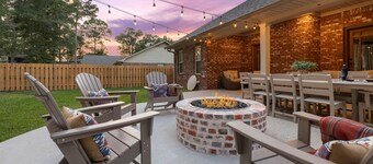 Huge Gameroom, Beautiful Firepit, Pinball Machine