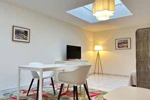 Dining - Pulp Fiction Suite - Cosy One Bedroom Apartment (Zürich)