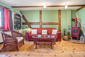 Fireplace, stereo - Holiday Home “Kleiner Eselhof” with Private Terrace, Garden & Wi-Fi (Semlow)