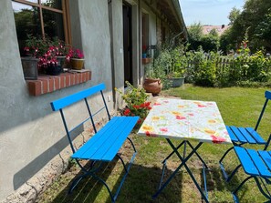 Outdoor dining - Holiday Home “Kleiner Eselhof” with Private Terrace, Garden & Wi-Fi (Semlow)