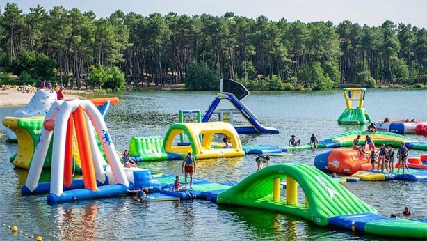 Un parque acuático al aire libre con estructuras de juego inflables.
