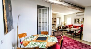 Dining - New! Lots of charm and ideal location, 2 bedrooms, balcony. (Sète)