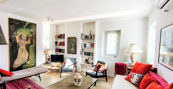 Living area - New! Lots of charm and ideal location, 2 bedrooms, balcony. (Sète)