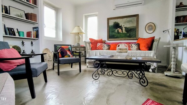 Living area - Character apartment between Halles and canal, 2 bedrooms, balcony. (Sète)