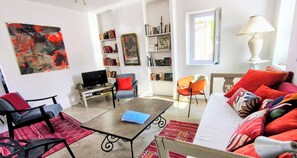 Smart TV, books - New! Charm, ideal location, 2 bedrooms, air conditioning, balcony with view. (Sète)