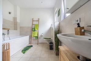 Dusche, kostenlose Toilettenartikel, Handtücher