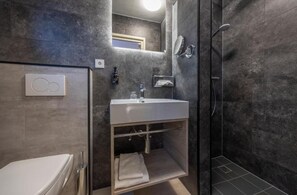 Sèche-cheveux, serviettes fournies