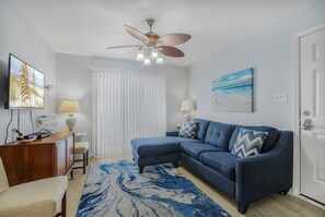 TV - 2BR/1B Beachside~Heated Pool & Hot Tub (Gulf Shores)