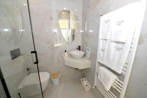 Douche, sèche-cheveux, serviettes fournies, savon