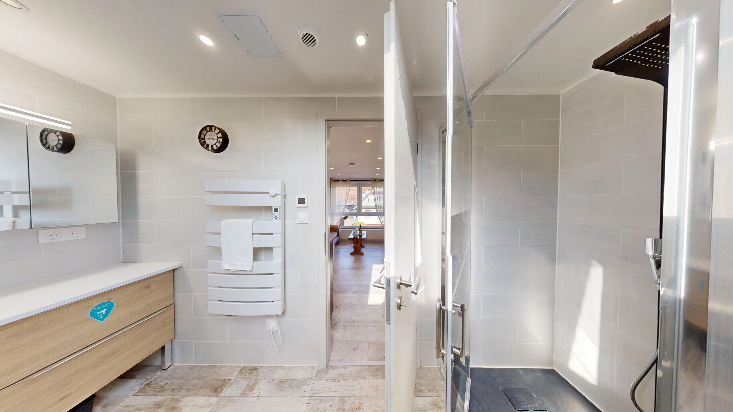 Ein modernes Badezimmer mit Dusche, Toilette und Waschbecken.