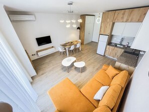 Un apartamento moderno con sala de estar, comedor y cocina.