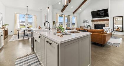 Charming Farmhouse Retreat / 3BD Country Home