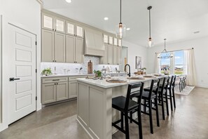 Dining - Charming Farmhouse Retreat / 3BD Country Home (Waxahachie)