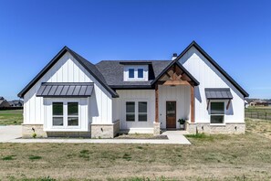 Exterior - Charming Farmhouse Retreat / 3BD Country Home (Waxahachie)