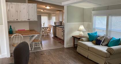 Charming 3 Bedroom Home Beaufort SC Close to Downtown and Parris Island Sleeps 8