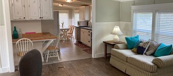 Charming 3 Bedroom Home Beaufort SC Close to Downtown and Parris Island Sleeps 8