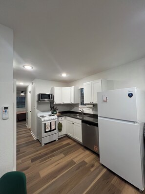 Frigorífico, microondas, horno y placa de cocina