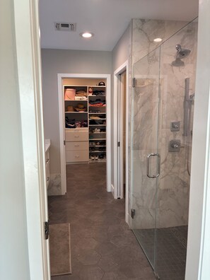Shower, hair dryer, towels, soap - Charming Old Town Scottsdale with heated pool (Scottsdale)