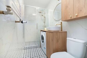 Shower, hair dryer, towels, shampoo
