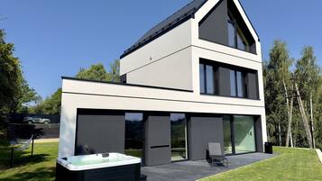 House | Outdoor spa tub