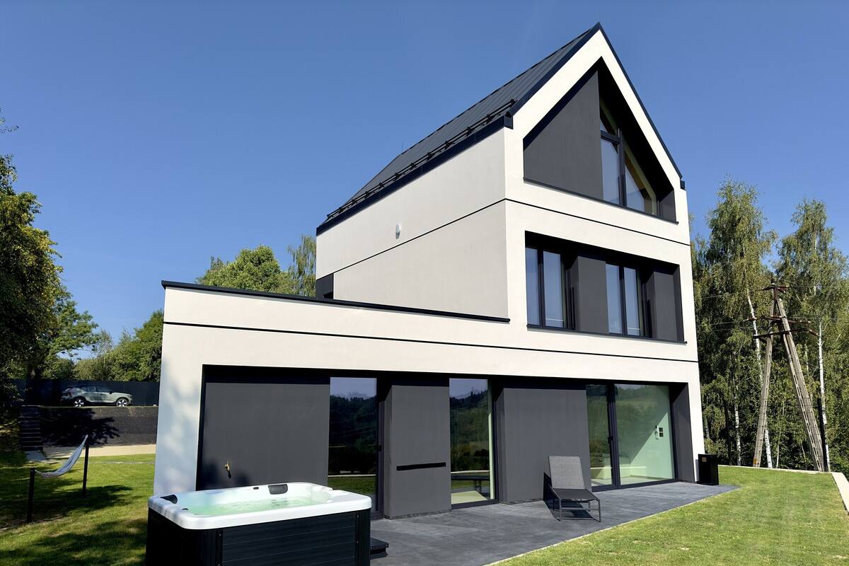 House | Outdoor spa tub