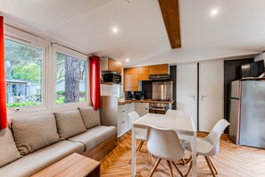 Fridge, microwave, oven, stovetop - Mobile Home 'Badji': Shared Terrace, Private Garden & Air Conditioning in Gastes (Gastes)