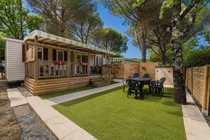 Outdoor dining - Mobile Home 'Badji': Shared Terrace, Private Garden & Air Conditioning in Gastes (Gastes)