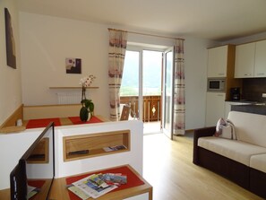 Living area - Apartment 'Fewo Apfelblüte' with Mountain View, Shared Pool and Wi-Fi (Naturno)