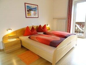 Room - Apartment 'Fewo Apfelblüte' with Mountain View, Shared Pool and Wi-Fi (Naturno)