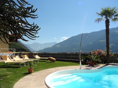 Piscina. Appartamento 'Fewo Apfelblüte' con vista montagna, piscina comune e Wi-Fi