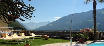 Apartment 'Himmelschlüssel' with Mountain View, Shared Pool and Wi-Fi
