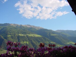 Eine gebirgige Landschaft mit grünen Tälern und verstreuten Häusern.