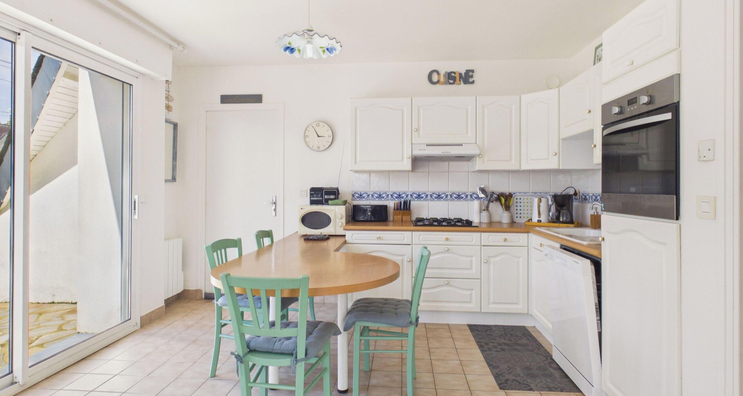 Fridge, microwave, oven, coffee/tea maker