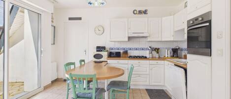 Fridge, microwave, oven, coffee/tea maker