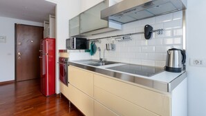 A modern kitchen with stainless steel appliances, a built-in oven, and a large window above the sink. - GuestHost - Cozy 50m2 apartment, perfect for 2 people, located on the first floor of a building with lift.The accommodation is located in the Derganino area, about 600 meters from the Lancetti railway station and just over 1 km from the Maciachini  (Milan)