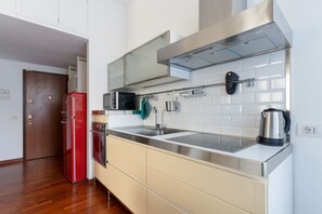 Fridge, microwave - GuestHost - Cozy 50m2 apartment, perfect for 2 people, located on the first floor of a building with lift.The accommodation is located in the Derganino area, about 600 meters from the Lancetti railway station and just over 1 km from the Maciachini  (Milan)